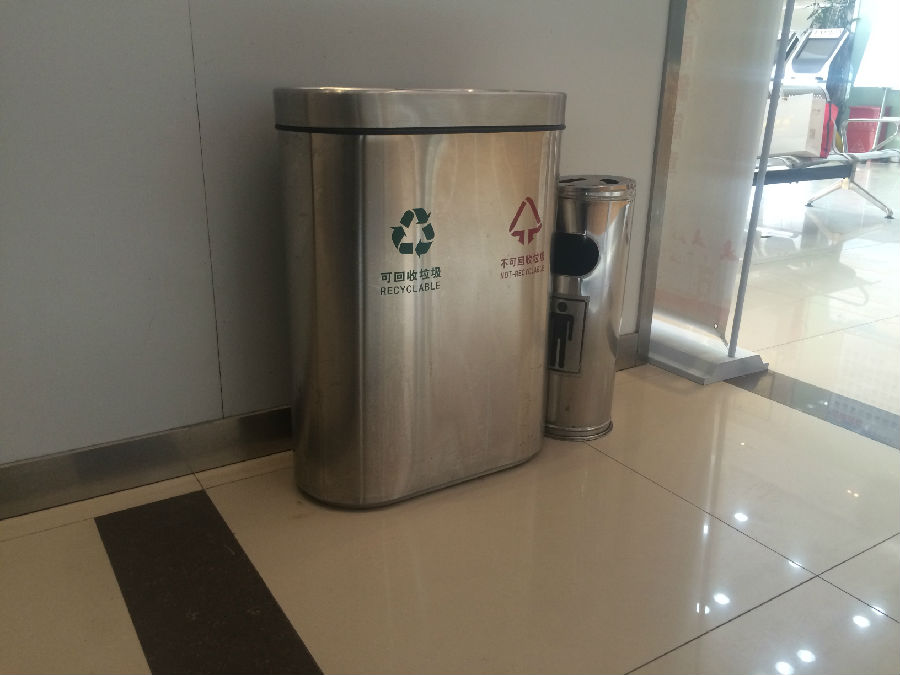 大厅垃圾桶.jpg